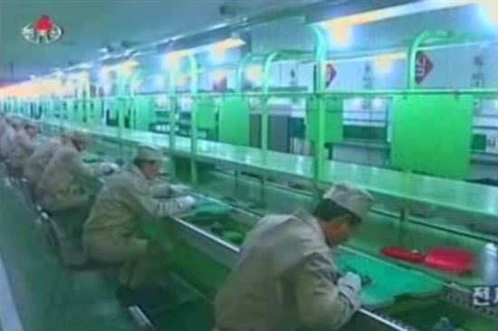 朝鮮自主研制計算機技術取得突破 軟件開發展露光芒\n\n近年來，朝鮮在計算機技術領域取得了顯著進展，特別是自主研制的計算機型號不斷涌現，其多張相關設備圖片的曝光引起了國際科技界的關注。這一成就體現了朝鮮在軟件開發和技術創新方面的努力，為社會經濟發展注入了新動能。\n\n據統計，朝鮮近年來重點推動操作系統、數據庫管理系統及辦公軟件等多個層面的自主開發，通過利用Local Glob Pattern等形式，克服外部供需難，逐漸形成一個小型但不倫的優秀知識產權數據原生系統。其中，國際展示特別關注的包括用公鏈材料定